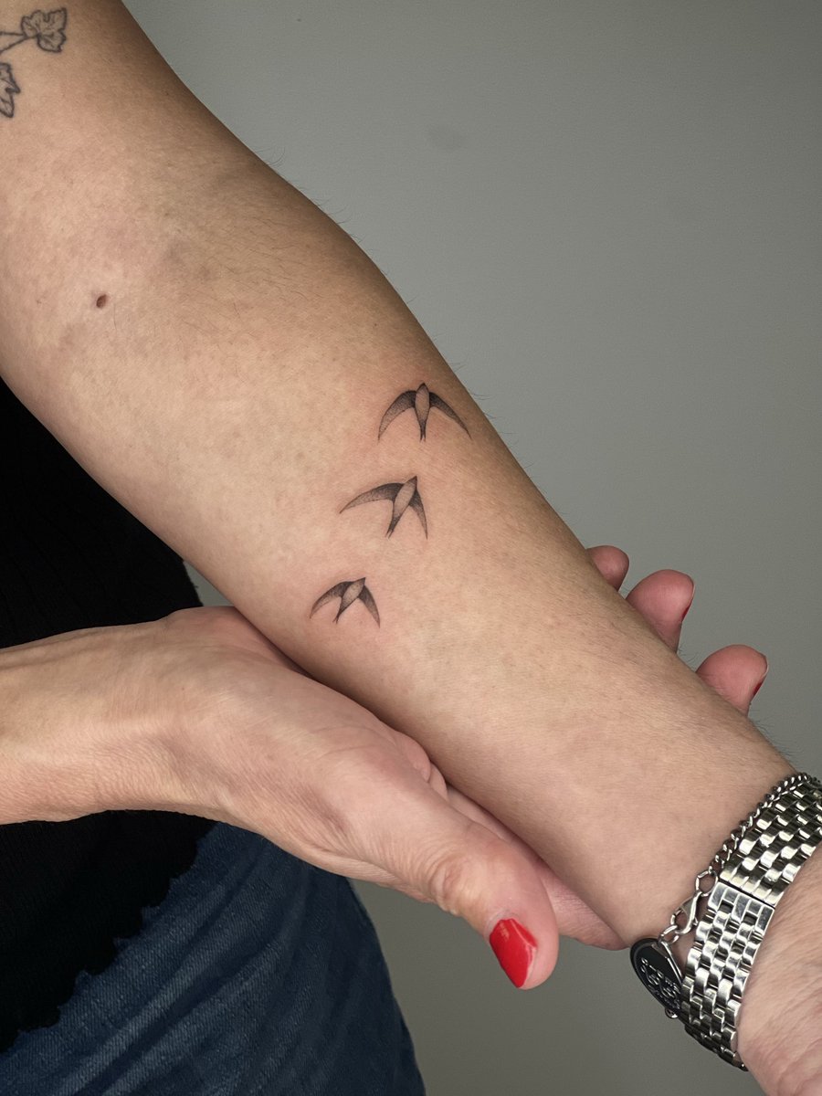 tracey_thorn's tweet photo. Got a new tattoo of three swifts - thanks again to Jasmin Walsh - and wrote about loving my tattoos here https://t.co/7w7A2pBjCS https://t.co/cJZTwfStyW