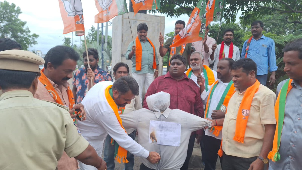 BjpJayanth's tweet photo. రాష్ట్ర బడ్జెట్ లో హనుమకొండ జిల్లాకి నిధులు కేటాయించకుండ నిర్లక్ష్యంగా వ్యవహరించిన  తెలంగాణ రాష్ట్ర ప్రభుత్వ వైఖరికి నిరసనగా ఈరోజు హనుమకొండ అదాలత్ అమరవీరుల స్థూపం వద్ద  తెలంగాణ రాష్ట్ర ప్రభుత్వం మరియు సీఎం రేవంత్ రెడ్డి దిష్టిబొమ్మను బీజేపీ జిల్లా నాయకులతో కలసి దగ్ధం చేశాము https://t.co/ndu9VkAsHv