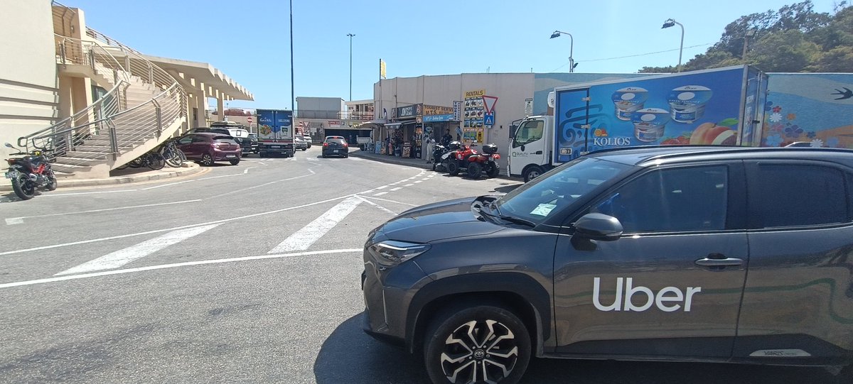 MikeSelector's tweet photo. Si el señor @hugoospina55 viniera a Europa y se diera cuenta como funciona Uber y Taxis en simultáneo se iría de culo. #UberSI https://t.co/s8HJVCz1Nf
