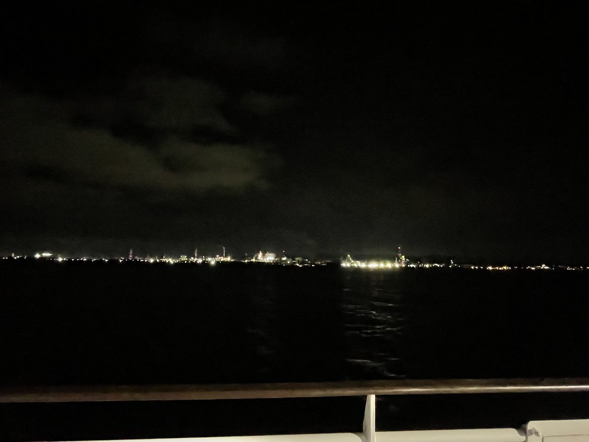 itomarino's tweet photo. 和歌山、フェリーで到着です⛴

風がきもちよい…！！

暗く���ってきてから甲板出ましたが、
港の明かりが綺麗でした✨

▼1枚目はダイアナ役のあづまゆが撮ってくれました。
すてき、ありがとう！！💓

明日も頑張ります！！ https://t.co/yQBTLUilb5