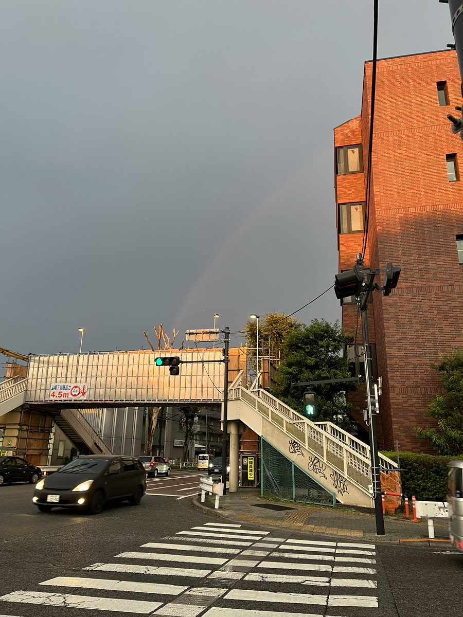 雷⚡️凄いじゃんと思って見上げてたら、虹🌈かかってた。
不思議な光景でした⚡️🌈