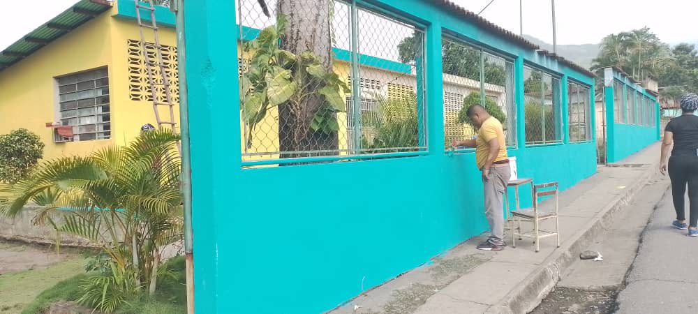 Yelitze Santaella (@_laavanzadora) on Twitter photo El brillo y color de las escuelas afectadas por el desbordamiento del Río Manzanares vuelve paso a paso.
Así luce la recuperación de la U.E. Candido Ramírez (Puerto la Madera) y la U.E. Isaías Ruiz de Coronado.
<a href="/NicolasMaduro/">Nicolás Maduro</a> @MPPEDUCACION El brillo y color de las escuelas afectadas por el desbordamiento del Río Manzanares vuelve paso a paso.
Así luce la recuperación de la U.E. Candido Ramírez (Puerto la Madera) y la U.E. Isaías Ruiz de Coronado.
<a href="/NicolasMaduro/">Nicolás Maduro</a> @MPPEDUCACION