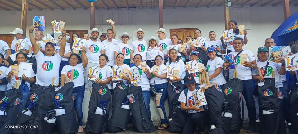 #Táchira | ¡Producir es Vencer! Y la Misión Alimentación junto <a href="/minppau/">MinPPAU</a> hizo entrega de 120 Kit Trabuco #CLAP a pequeños productores de 13 municipios en la entidad, quienes recibieron implementos de trabajo, semillas, abono orgánico, entre otros insumos para la producción local.
