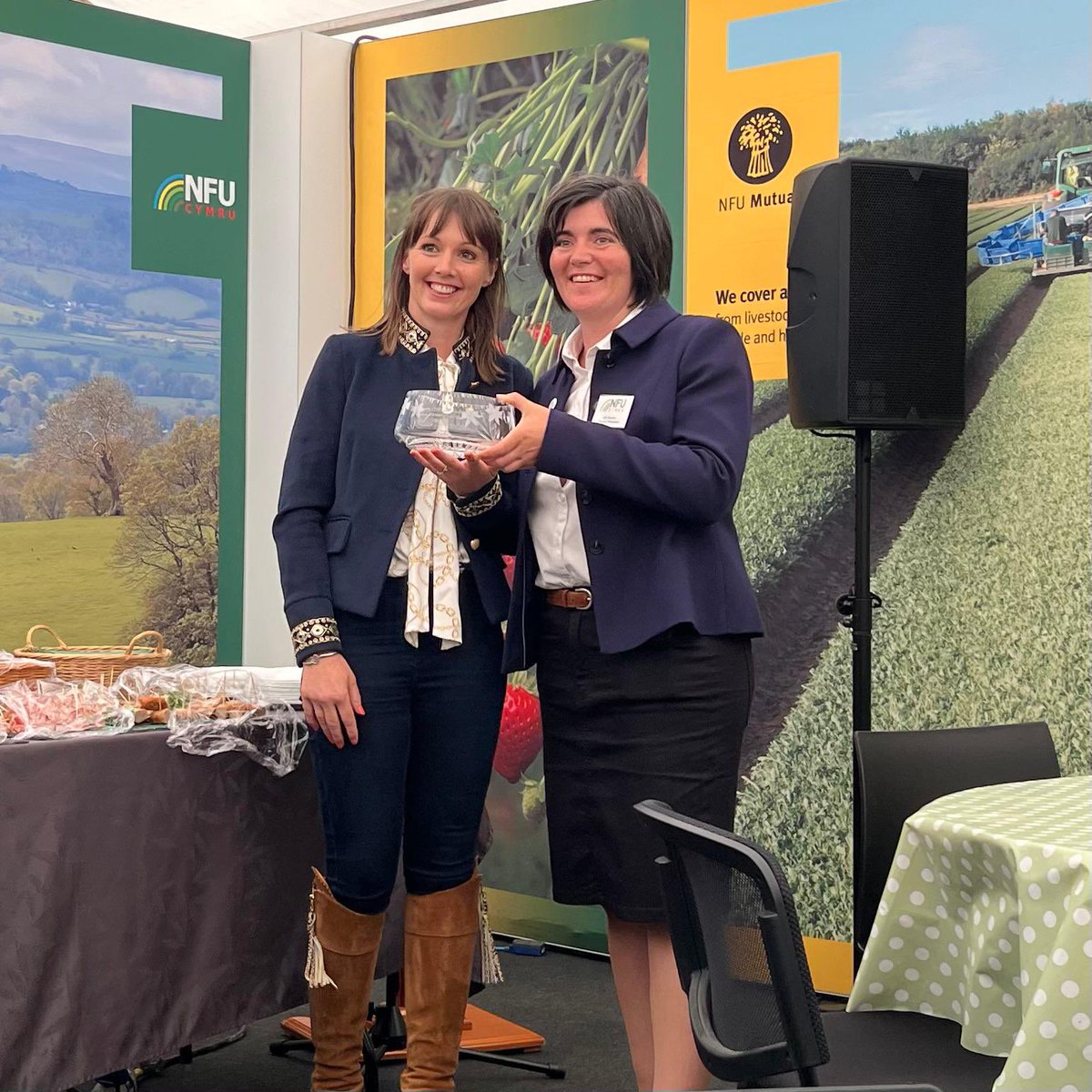 Llongyfarchiadau mawr i Meinir, sydd wedi’i chyhoeddi fel enillydd Gwobr Ffarmwraig y Flwyddyn NFU Cymru / NFU Mutual Wales, 12 mlynedd ar ôl i’w mam, Doris Jones ennill y wobr.