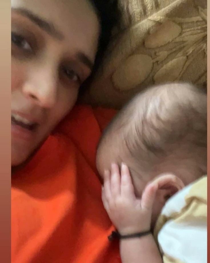 GR_kingdomFc's tweet photo. And her being a mom makes exactly a year! 😇😇 today 🎉🥰
Happy 1st to Rode family 💯✨
@Panawasthy_31
#PankhuriAwasthy #TheRodeWay #RodeLife #RadhyaRode #RadityaRode https://t.co/pqkTf8zYRW