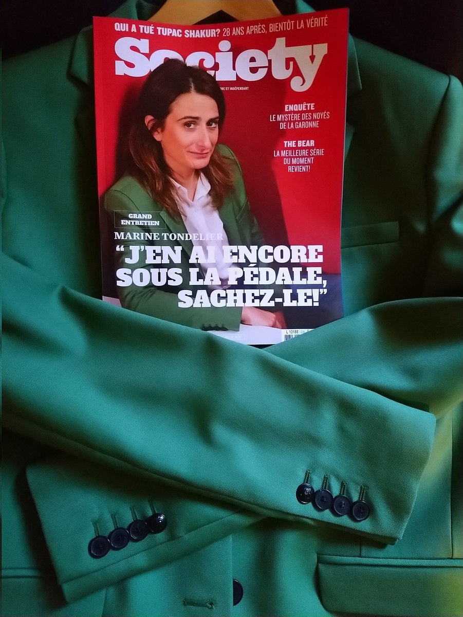Marine Tondelier a fait l'acquisition d'une autre veste verte pour accomplir de nouvelles tâches, comme acheter Society pour elle 😎

J'ai fait tous les kiosques de Paris, MAIS JE L'AI 💚