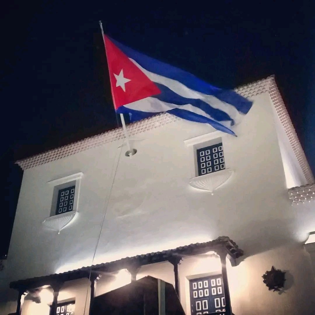 #509Aniversario #SantiagodeCuba #LaHistoriaPorAsalto 
Cuando llegue la luna llena
Iré a Santiago de Cuba
Iré a Santiago
En un coche d agua negra
Iré a Santiago
Cantarán los techos de palmera
Iré a Santiago
Cuando la palma quiere ser cigüeña
Iré a Santiago
Federico García Lorca ✍️