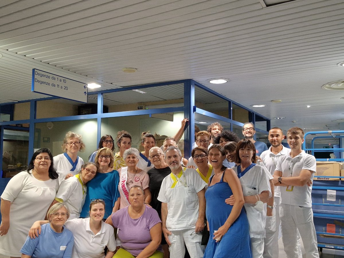 PiramideRossa's tweet photo. Una bella squadra quella delle #MalattieInfettive dell’ #ASSTMANTOVA …che lavora con dedizione e affiatamento. Riunita oggi per salutare il pensionamento di una collega…🎂🎂🎂♥️♥️♥️ https://t.co/viAGfjTbkx