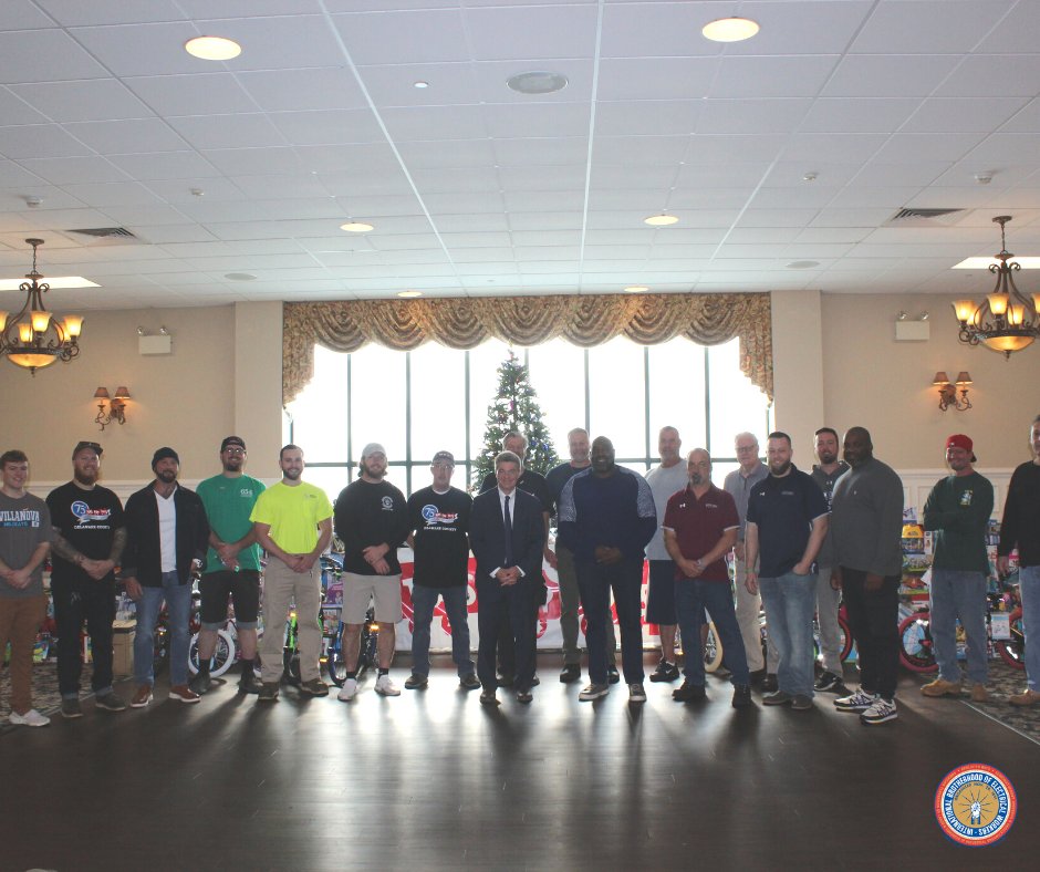 ibewlu654's tweet photo. Embracing the festive spirit with Christmas in July! Celebrating joy and merriment as we look back on last year's Toys for Tots drive. #IBEW #Local654 #ToysForTots https://t.co/f4wTJXR4rl