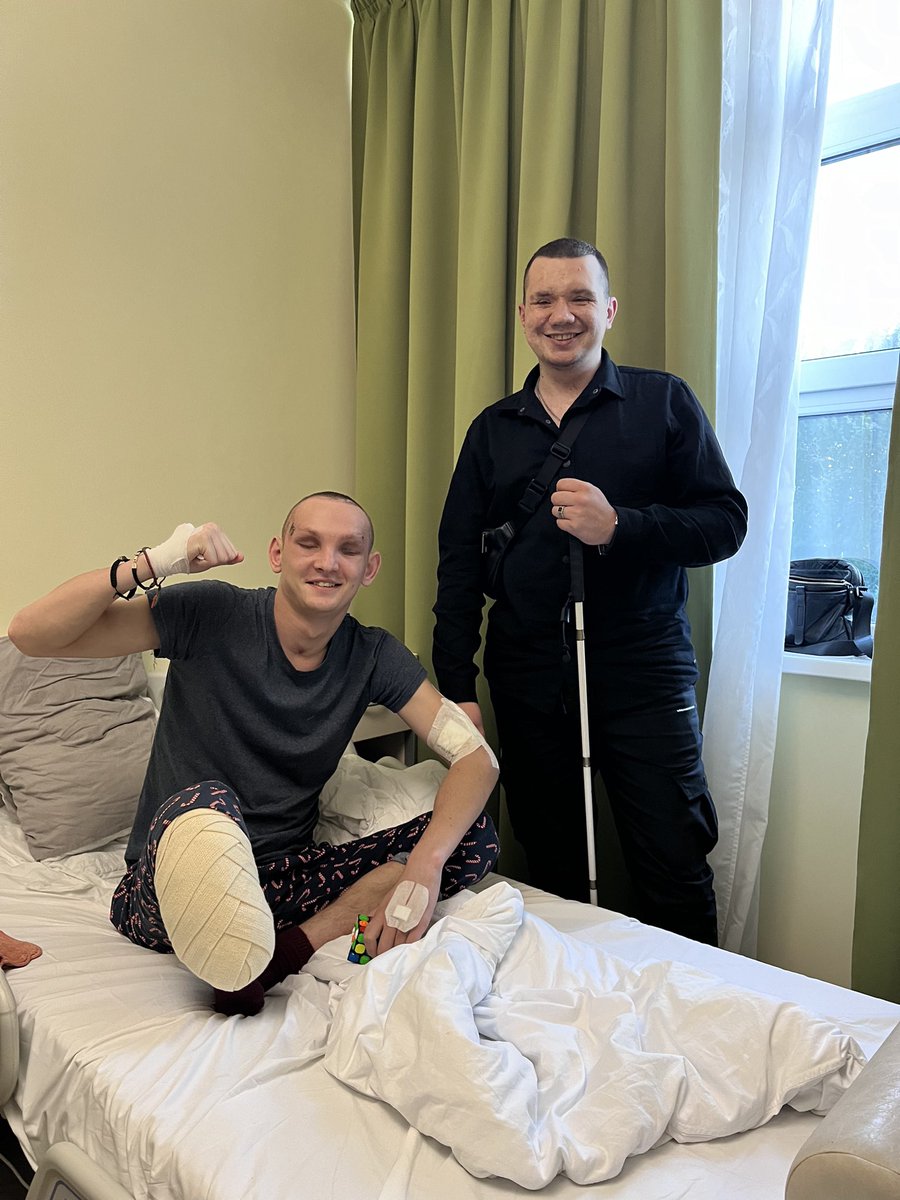 LetsSeeVictory's tweet photo. Ми раді, що змогли підняти настрій і дух бійця.

Зараз ми маємо активний збір на штучні рогівки, які допомагають повернути зір тим, кому його ще можливо врятувати. 

Донат за посиланням в шапці профілю або за
номером картки: 5375 4112 1604 1454 https://t.co/wPjBBnje0i