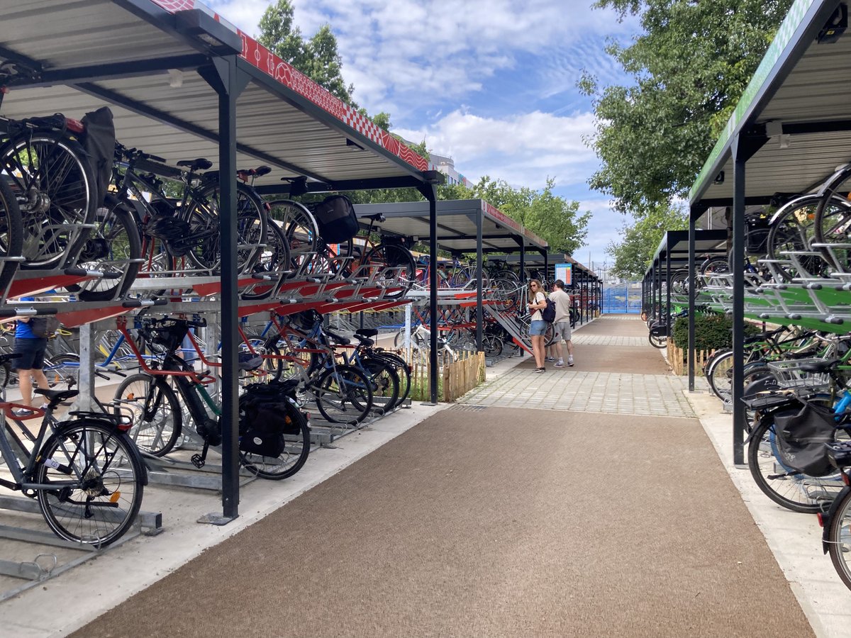 Aussitôt inauguré - aussitôt rempli : le parkings vélo et la station géante vélib au Stade de France ressemblent à des ruches, tellement les cyclistes arrivent de partout 🐝🚴🐝
Déjà un grand succès ! 👏 <a href="/GrandParisMGP/">Métropole du Grand Paris</a> <a href="/VilleSaintDenis/">Ville de Saint-Denis</a> <a href="/PlaineCommune/">Plaine Commune</a> <a href="/Velib/">Vélib' </a>