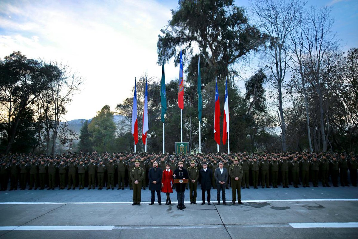 Junto a nuestro presidente <a href="/GabrielBoric/">Gabriel Boric Font</a>, Ministra <a href="/Carolina_Toha/">Carolina Tohá</a>, <a href="/DrManuelMonsalv/">Manuel Monsalve</a> y <a href="/Duranbaronti/">Gonzalo Durán</a> nos reunimos con los más de 500 funcionarios de Carabineros que en unos días más se sumarán al reforzamiento de labores en la RM por #MásSeguridad.