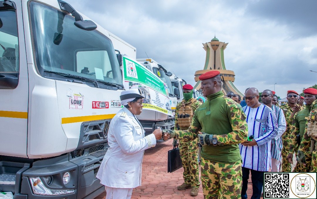 J’ai remis ce matin, 15 unités mobiles de soins équipées (cliniques mobiles) et des équipements de la chaîne de froid au ministère de la Santé et de l’Hygiène publique. 

Ma vision est de permettre aux braves populations du Burkina Faso d’avoir accès aux soins de santé