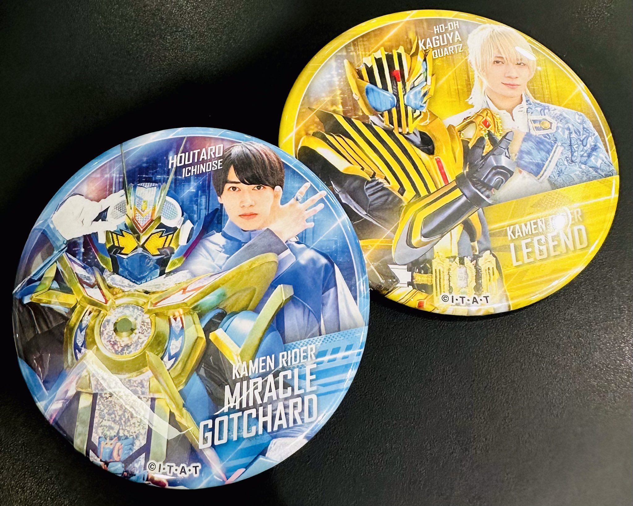 仮面ライダーガッチャード 缶バッジ アクリル スタンド りんね ラケシス他 受注開始】『仮面ライダーガッチャード』冥黒の三姉妹