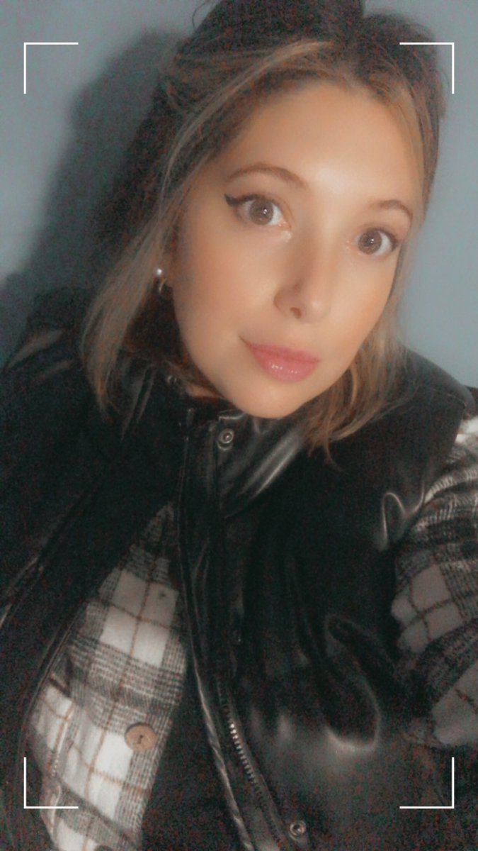 LuliPiris's tweet image. Mamá aprendí a hacerme el delineado. 
Me sobra tiempo en el día sin Dante queriendo comer 18 horas al día.