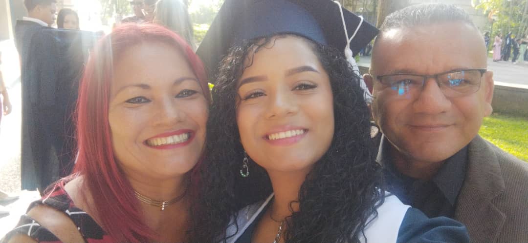 jegch2911's tweet photo. Felicitaciones a mi Nieta.. Bachiller..#25deJulio https://t.co/4ua12TvB2T