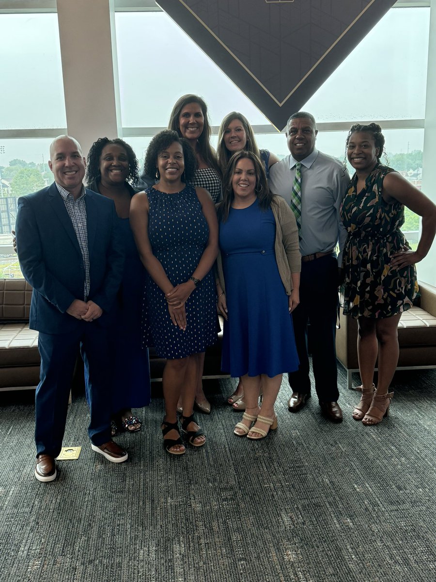 KaraJo_Ammerman's tweet photo. @EchoTrailMiddle Admin Team ready for the @JCPSKY Admin Kickoff. We are ready! This team is the bEsT of the bEsT #ExpectgreaTness https://t.co/RWgQLitqYP