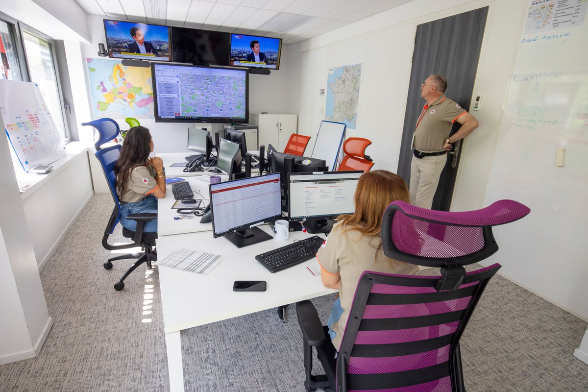 Attentat, canicule, mouvements de foule... À quelques heures du début des JO, le centre opérationnel de la <a href="/CroixRouge/">Croix-Rouge fr</a> m'a ouvert ses portes. Je vous raconte pour <a href="/Le_Figaro/">Le Figaro</a> comment les secouristes s'y préparent (Photos : François Bouchon) ⤵ lefigaro.fr/actualite-fran…