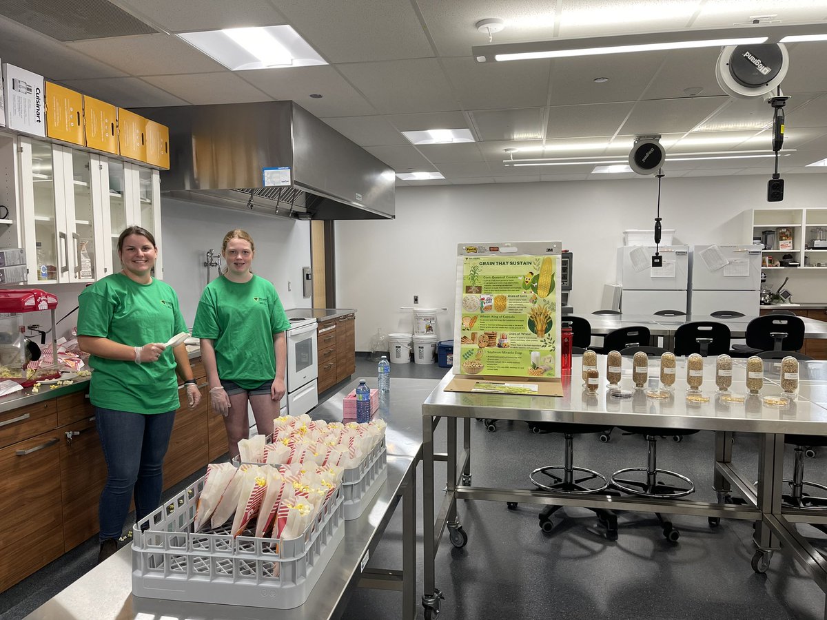 yunfeijiang1's tweet photo. Come visit us at Cox 275 for fresh made popcorn and chat with us about field crops! #DalAC #CommunityDay @dalagriculture 🌾🌽🍿 https://t.co/CcUCWxclUB