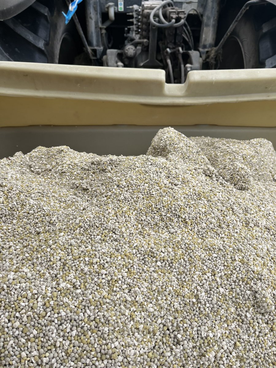 Ground breaking idea for #farmsafetyweek what if instead of social media posts co ops actually did some quality control on products they sent out and prevented me from being under a loader with 2 fertiliser bags for 15 mins trying to bate it out the bag