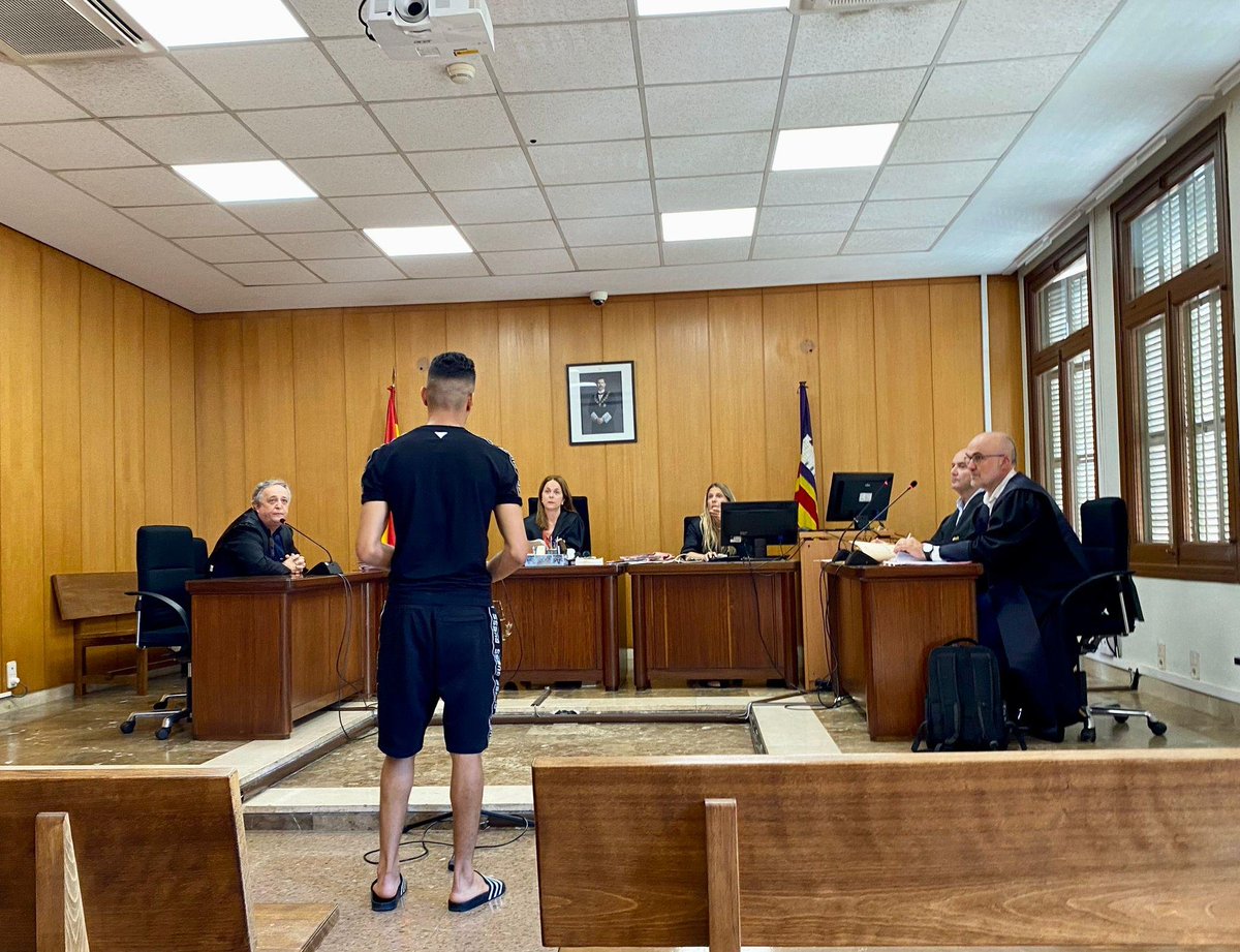 🇪🇸ESPAÑA SE EXTINGUIÓ| Un marroquí fue condenado a 4 años de prisión por abusar a una mujer y después CORTARLE LA CARA con una navaja.
El acusado, de 24 años, se declaró culpable.
El Ministerio Público le bajó la pena y qudará en libertad si hace un curso de educación sexual y