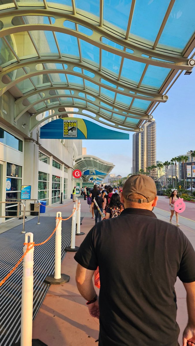 toulyvision's tweet photo. Day 1 #SDCC https://t.co/DwBnPqDWLX