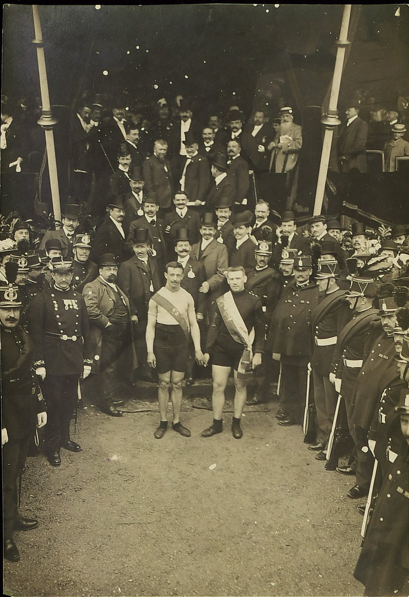 Demangel et Pouchois, gagnants du Grand Prix cycliste de Paris professionnel et amateur, viennent de recevoir l’écharpe de la ville de Paris, par le Président de la République Armand Fallières.
Agence Rol, 1908.
[Arch. dép. Vosges, 1Num215/161 – Fonds Émile Demangel].

#Paris2024