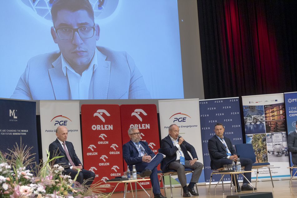 gospodarkaPodk1's tweet image. #Rzeszów #Dekarbonizacja i zielona #transformacja kolejnymi tematami rzeszowskiej konferencji energetycznej. Szczegóły w linku  gospodarkapodkarpacka.pl/news/view/6286…