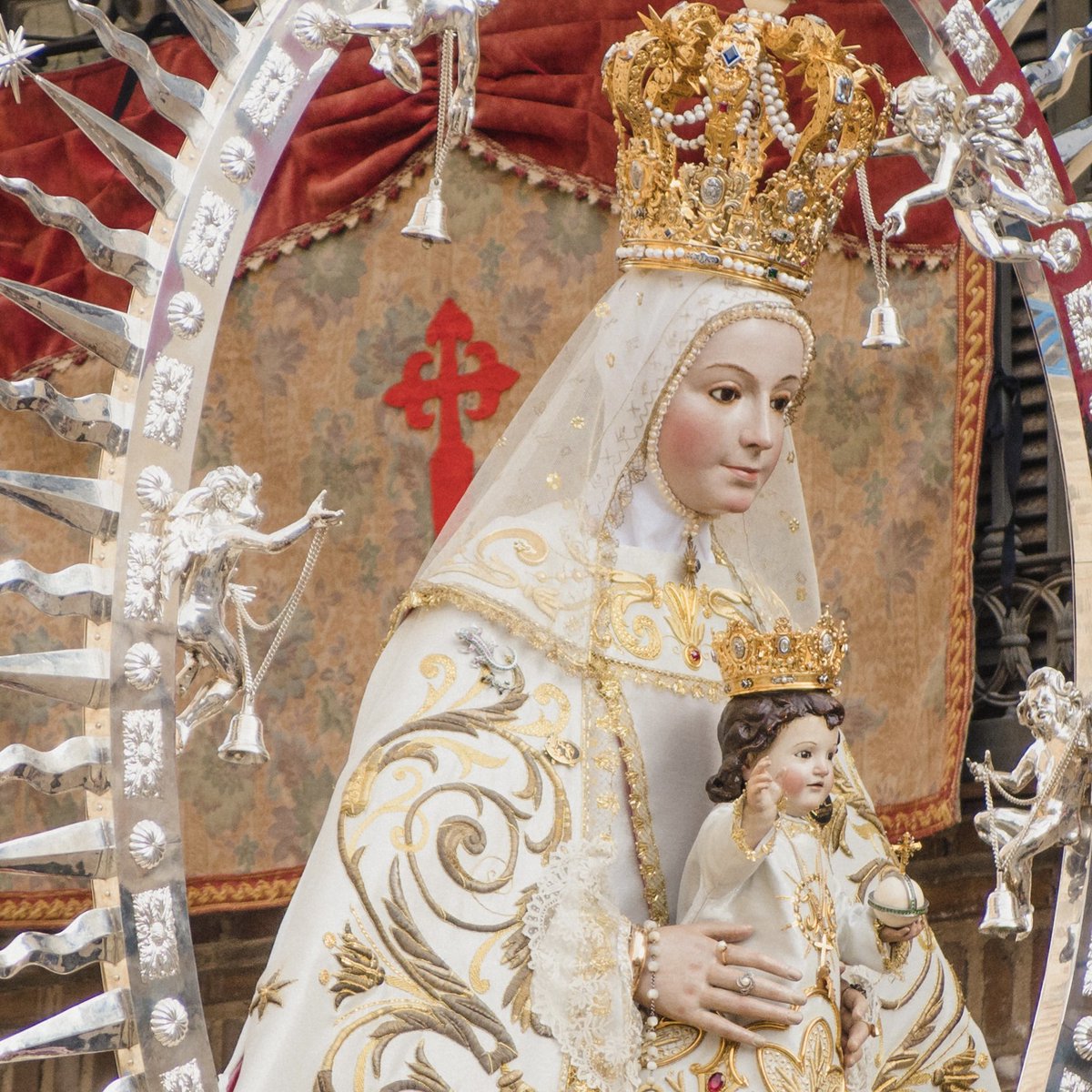 Tú conoces todas las estrellas.
Por montes y valles sigo tus huellas.
Eres mi guía en cada momento.
Curas mi alma de tanto tormento.

¡Oh Santiago, apóstol venerable!
Peregrinar me hace vulnerable.
Caído a veces, después elevado;
por ti, poderoso, me siento llamado.