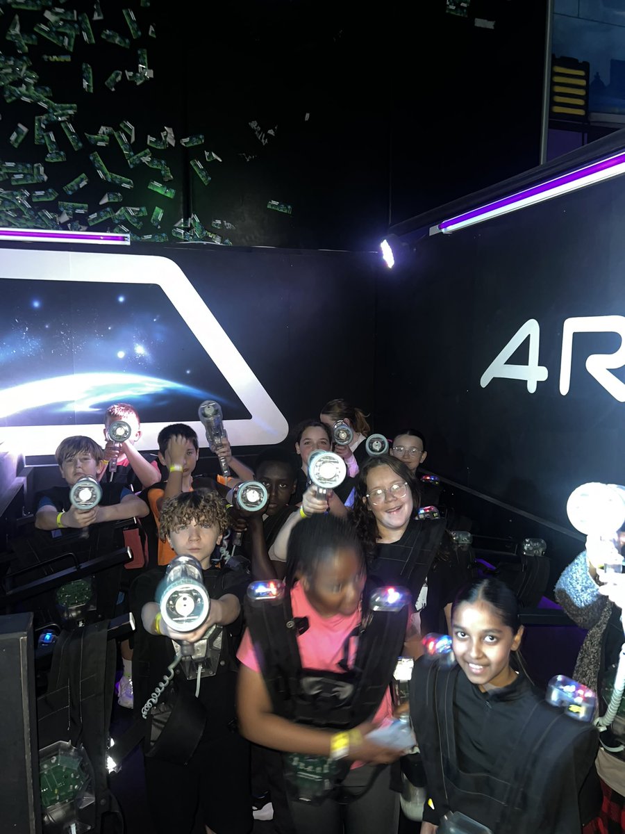 MarkKingRCF's tweet image. 🗓️DAY 11🗓️
KSS PARTNERS SUMMER PROGRAM 

Hot Breakfast &amp;amp; Lunch ✅
Loads of fun at @flipoutglasgow 😃✅
Laser tag 🔫⚡️

@KnightswoodSec 
@RFC_Charity 
@Mollie_FARE 
@FARE_Scotland 
@GlasgowNWPolice 
@jamie57539237 
@KSS_Partners