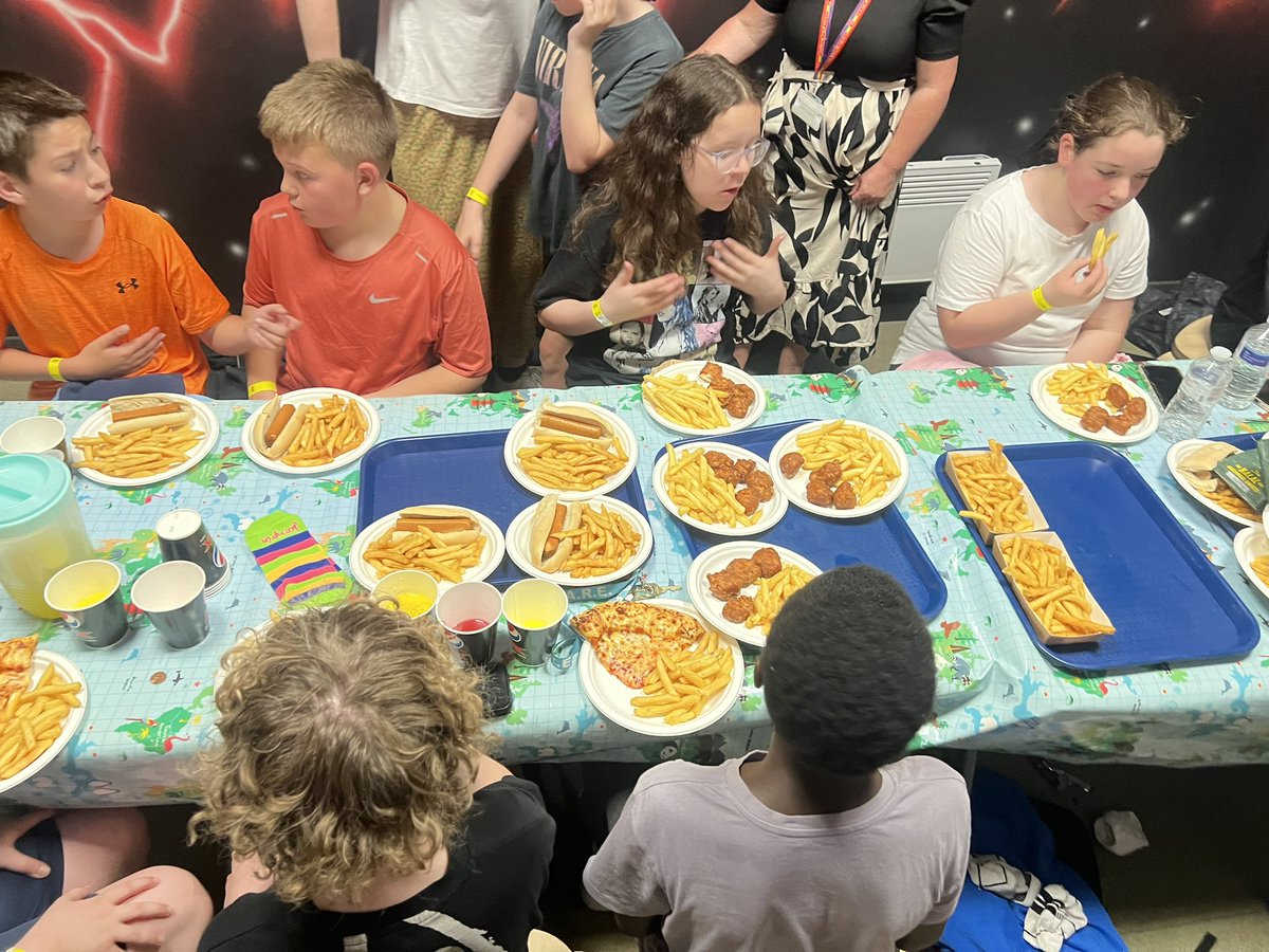 MarkKingRCF's tweet image. 🗓️DAY 11🗓️
KSS PARTNERS SUMMER PROGRAM 

Hot Breakfast &amp;amp; Lunch ✅
Loads of fun at @flipoutglasgow 😃✅
Laser tag 🔫⚡️

@KnightswoodSec 
@RFC_Charity 
@Mollie_FARE 
@FARE_Scotland 
@GlasgowNWPolice 
@jamie57539237 
@KSS_Partners