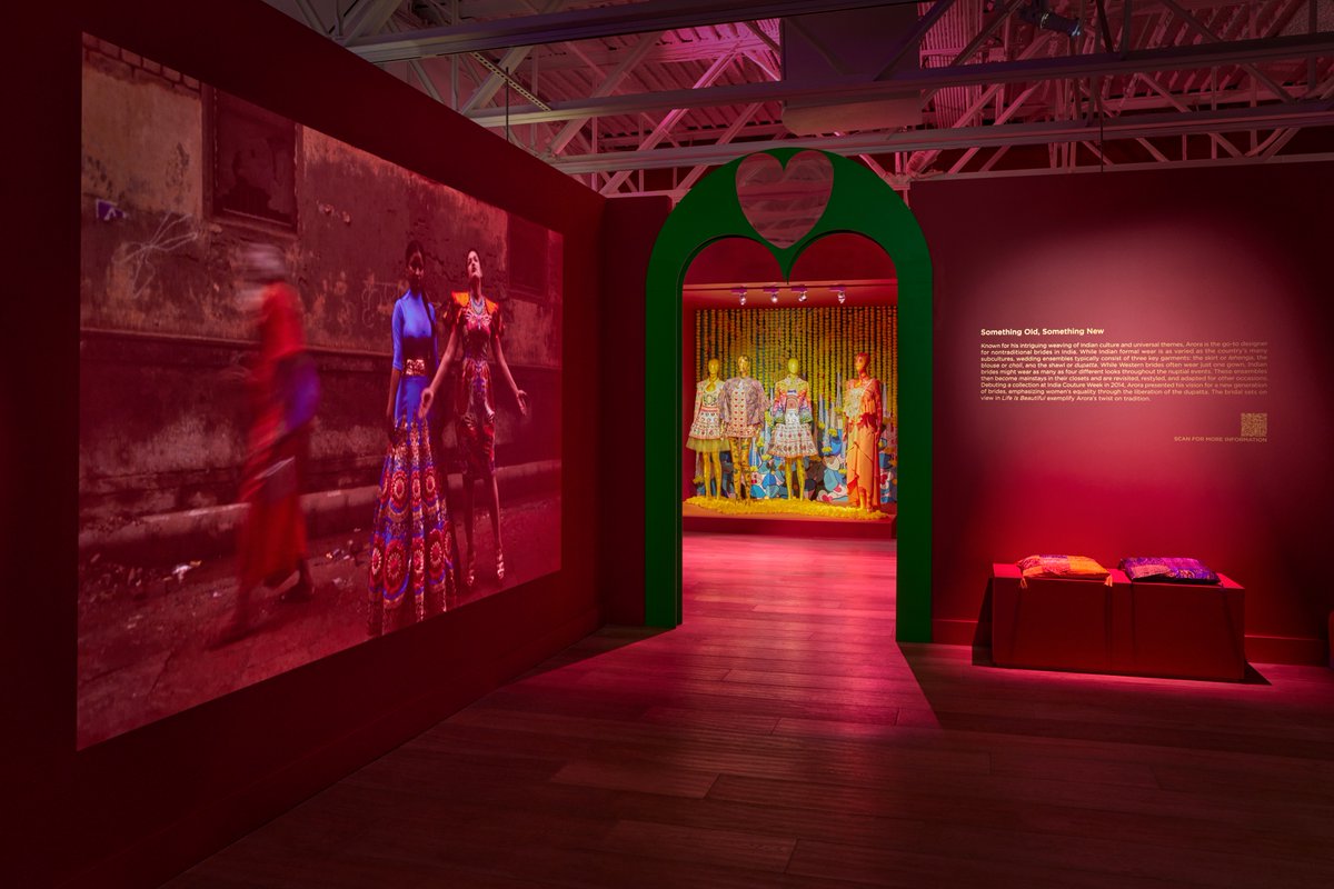 SCADFASH's tweet image. Lights, cameras, action! 🎬

#SCADFASH visitors can experience Manish Arora&apos;s award-winning foray into film while touring &quot;Manish Arora: Life Is Beautiful.&quot; 

”Manish Arora: Life Is Beautiful” is curated by Rafael Gomes, creative director of SCAD FASH museums.