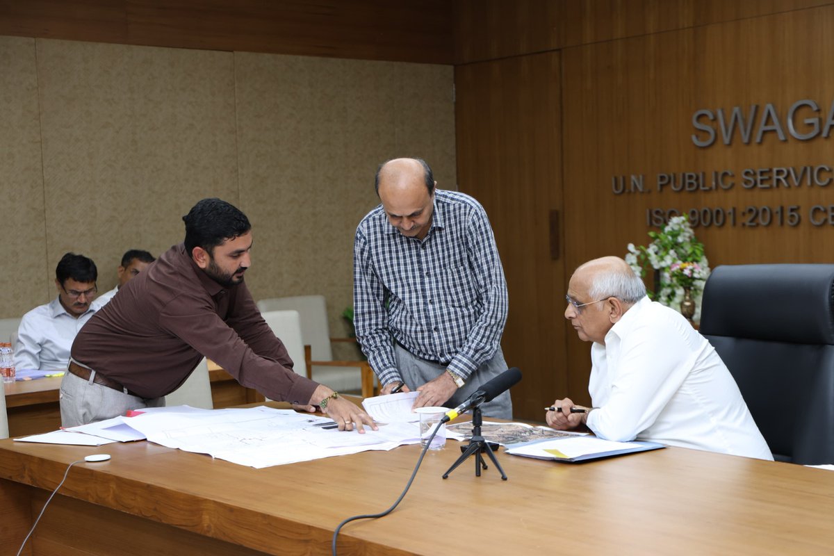 CMOGuj's tweet photo. મુખ્યમંત્રી શ્રી ભૂપેન્દ્રભાઈ પટેલે આજે ગાંધીનગર ખાતે રાજયકક્ષાના સ્વાગત ઓનલાઈન કાર્યક્રમ દરમિયાન પ્રજાજનોની રજૂઆતો-સમસ્યાઓ સાંભળી હતી તેમજ તેના સુચારુ અને ઝડપી નિવારણ માટે સંબંધિત વિભાગોના સચિવો અને સંબંધિત જિલ્લા-શહેરી તંત્રવાહકોને જરૂરી દિશાનિર્દેશ આપ્યા હતા.

મુખ્યમંત્રીશ્રીએ ‘સ્વાગત’ કાર્યક્રમમાં તાલુકા અને જિલ્લા સ્તરે આવતી નાગરિકોની રજૂઆતોનું સ્થાનિક સ્તરે જ નિવારણ લાવવાનો પ્રો-એક્ટિવ અભિગમ અપનાવવા જિલ્લા અને તાલુકા તંત્રવાહકોને સૂચન કર્યું હતું.