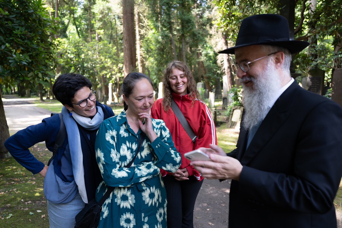 RabbinerB's tweet photo. Heute hat Landesrabbiner Shlomo Bistritzky @jenny_jasberg, die Fraktionsvorsitzende der @GRUENE_Hamburg empfangen. 

Bei einem Rundgang auf dem Jüdischer Friedhof Ohlsdorf sprach der Landesrabbiner über jüdische Bestattungsrituale und erläuterte die Geschichte der jüdischen Friedhöfe in Hamburg. Er zeigte den Anwesenden besondere Grabsteine, die ursprünglich von anderen Friedhöfen stammen.

Wir danken Frau Jasberg für ihren Besuch während ihrer Sommertour in Hamburg und freuen uns auf weitere Zusammenarbeit.

Fotos: @Raawinews