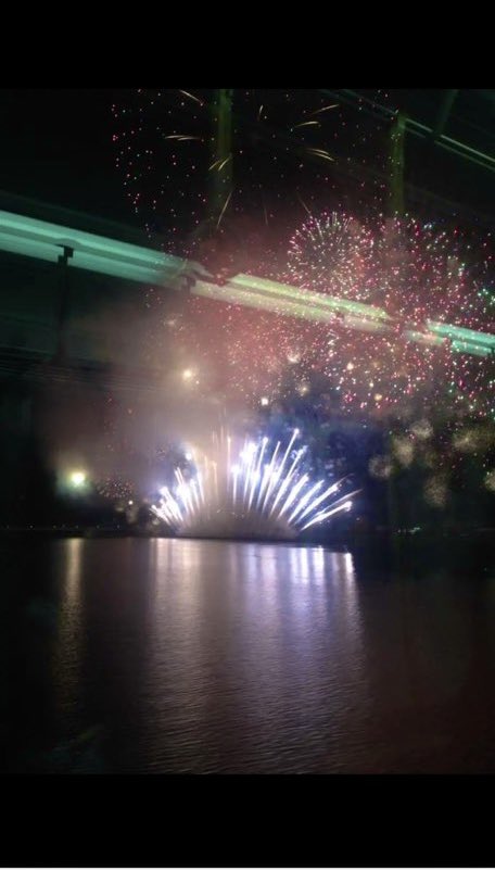 何年か前に、大阪環状線で帰宅中
ちょうど花火大会が始まって、
車掌さんが「よかったら左側観てください」て電車の速度緩めてくれた時の1枚。

「本日も皆様お仕事お疲れ様でした」
とアナウンスしてくれて、
疲れた心に癒し🎆