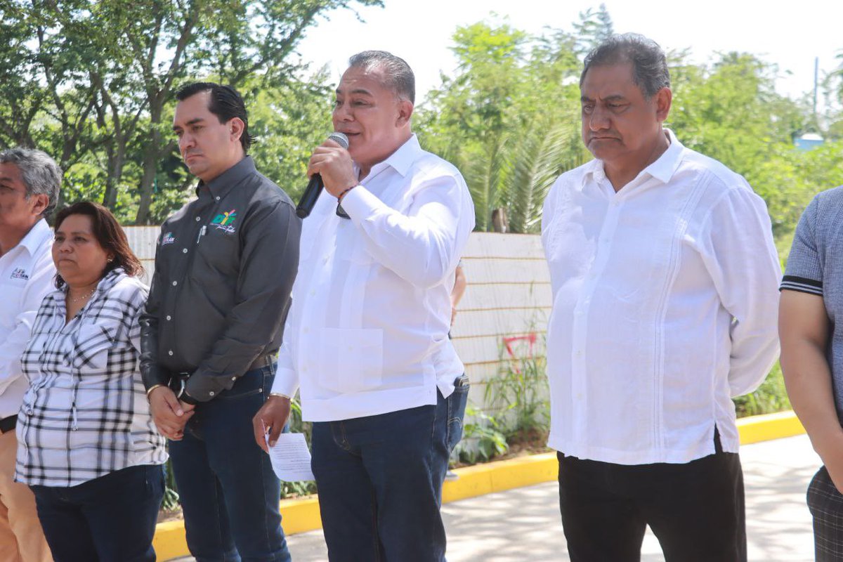 En la Agencia de Nazareno Xoxo, entregamos una importante obra de 1,540 M2 de pavimento a base de concreto hidráulico y 350 ML de red de agua potable entubada en beneficio de las vecinas y vecinos de la calle Álamos.

Nuestro legado será de más de 400 obras

#UnidosAvanzamosTodos