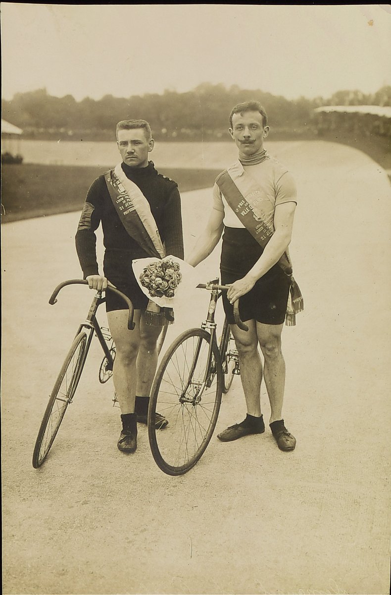 15e Grand prix professionnel et amateur de la ville de Paris, les vainqueurs Julien Pouchois et Émile Demangel récompensés posent sur la piste.
21 juin 1908, M. Rol et compagnie.
Photographie, 17.3 x 11.3 cm
[Arch. dép. Vosges, 1 Num 215 /162 – Fonds Émile Demangel]

#Paris2024