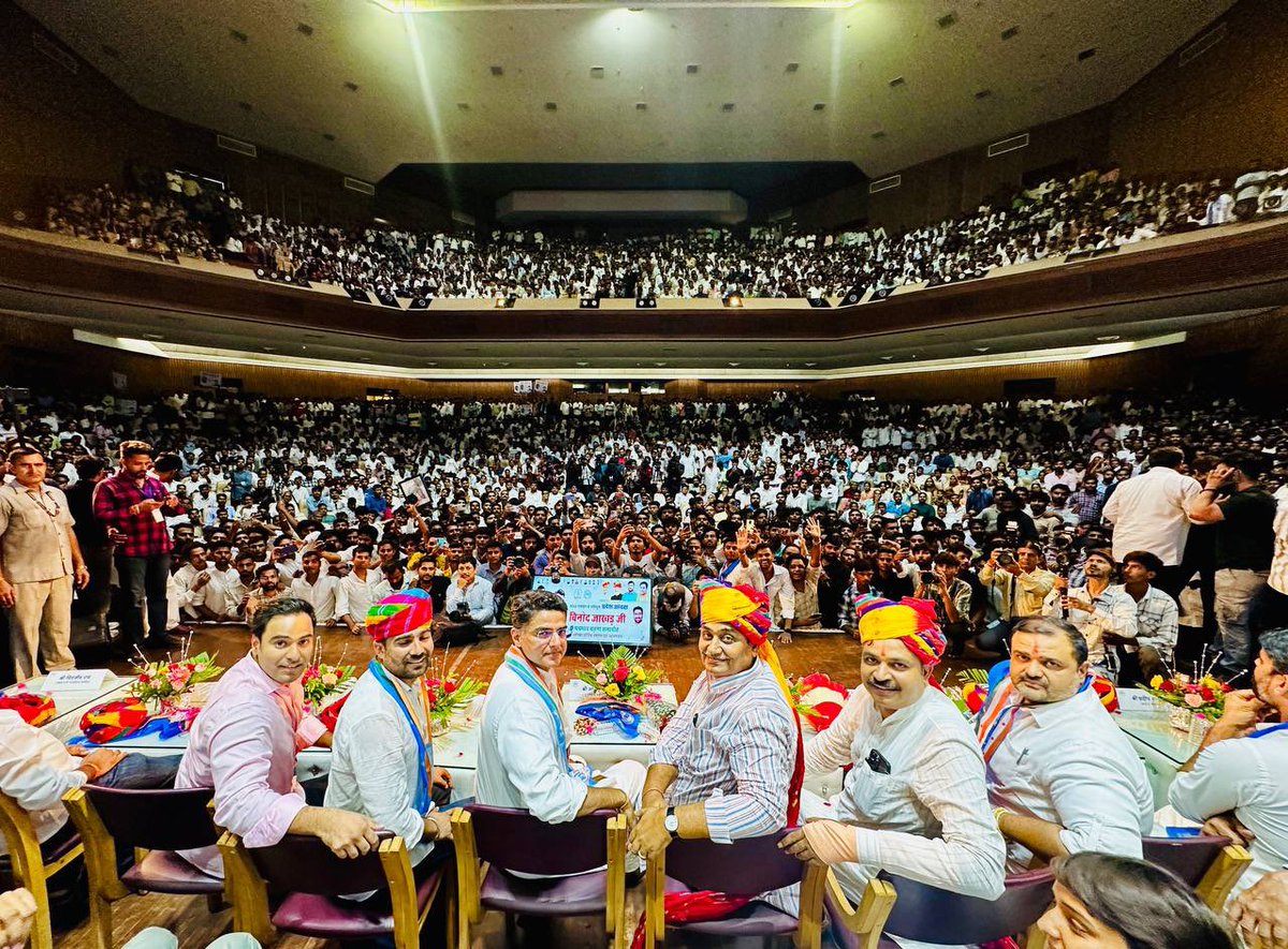 SachinPilot's tweet photo. NSUI राजस्थान के प्रदेशाध्यक्ष @VinodJakharIN जी के पदभार ग्रहण समारोह में सम्मिलित होकर उन्हें बधाई दी।

अपनी जिम्मेदारी का निर्वहन करते हुए आप छात्रों के हित व अधिकारों की रक्षा के लिए सदैव समर्पित रहें एवं उनकी आवाज को मजबूती से उठाएं।

कार्यक्रम में प्रदेश कांग्रेस अध्यक्ष @GovindDotasra जी, नेता प्रतिपक्ष @TikaRamJullyINC जी, AICC सचिव @dgurjarofficial जी, AICC सचिव @Narwal_inc जी एवं NSUI के राष्ट्रीय अध्यक्ष @varunchoudhary2 जी ने सभा को संबोधित किया।

@nsui @NSUIRajasthan