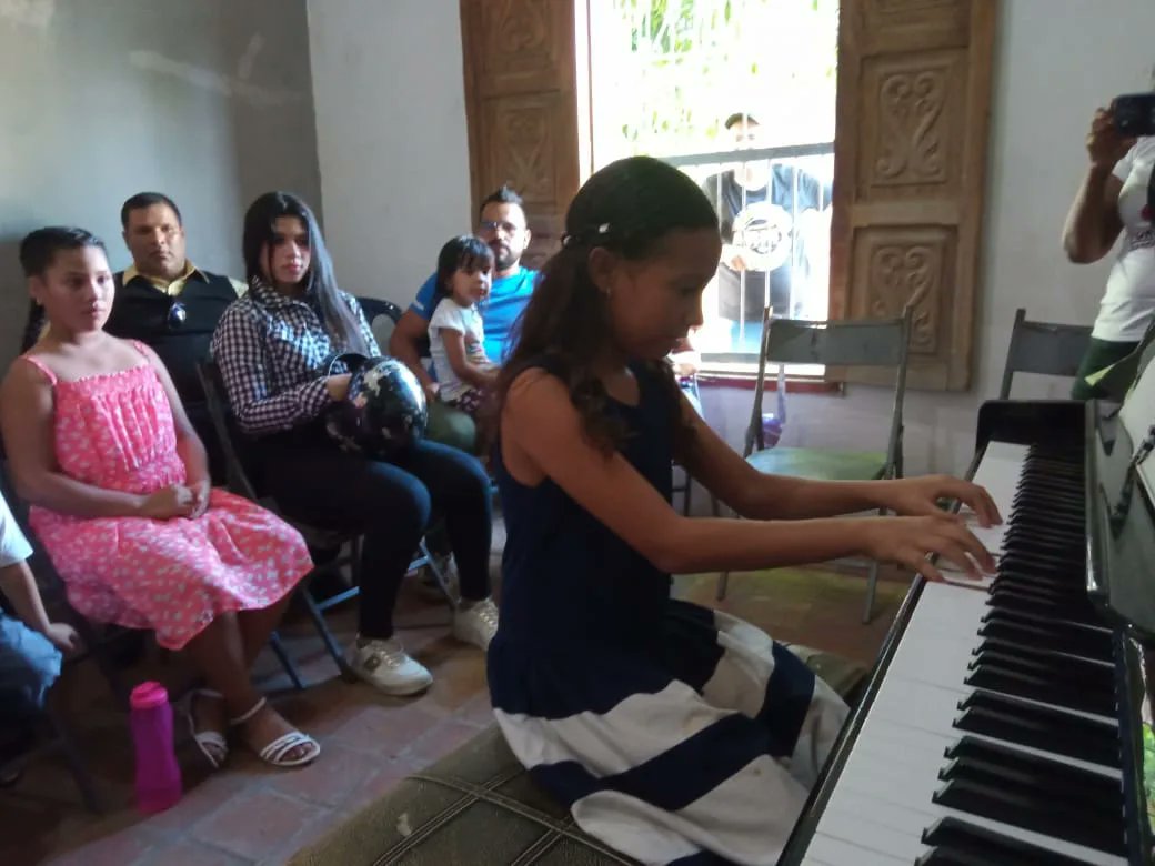 #25Julio| Con un recital y una muestra pictórica, las cátedras de piano y pintura de la Escuela Juancho Querales, cerraron sus actividades correspondientes al año 2023-2024.

La Prof. Pura Rosa Lozada, presidente de la Escuela Juancho Querales, fue la encargada de presentar.