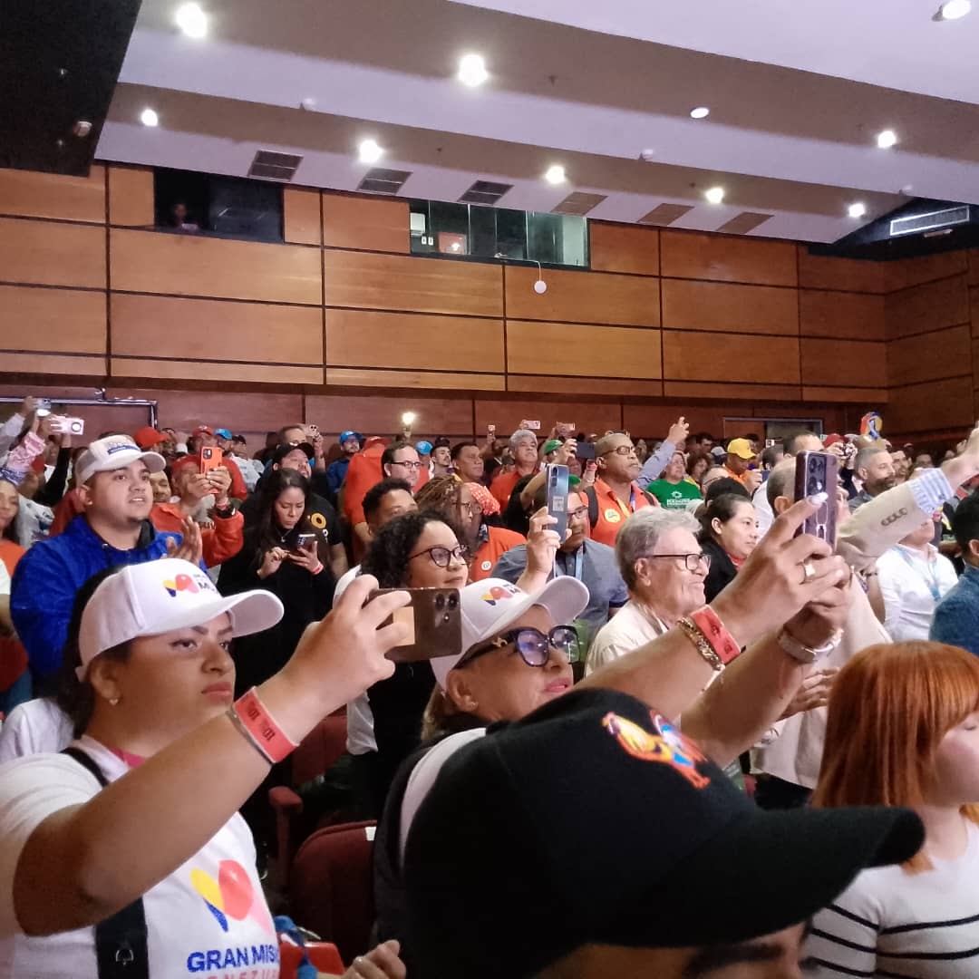 🐓#El28JGanaMaduro

Nuestro Sec. General Nacional <a href="/WBenavides_MRT/">Williams Benavides</a> junto a militantes TUPAMARO estuvieron presentes en el programa <a href="/ConElMazoDando/">Con el Mazo Dando</a> dirigido por nuestro camarada <a href="/dcabellor/">Diosdado Cabello R</a>.

¡Este🗳️✅ #28Julio ganamos los de Chávez con <a href="/NicolasMaduro/">Nicolás Maduro</a>

#TupamaroConNico🚩🏴