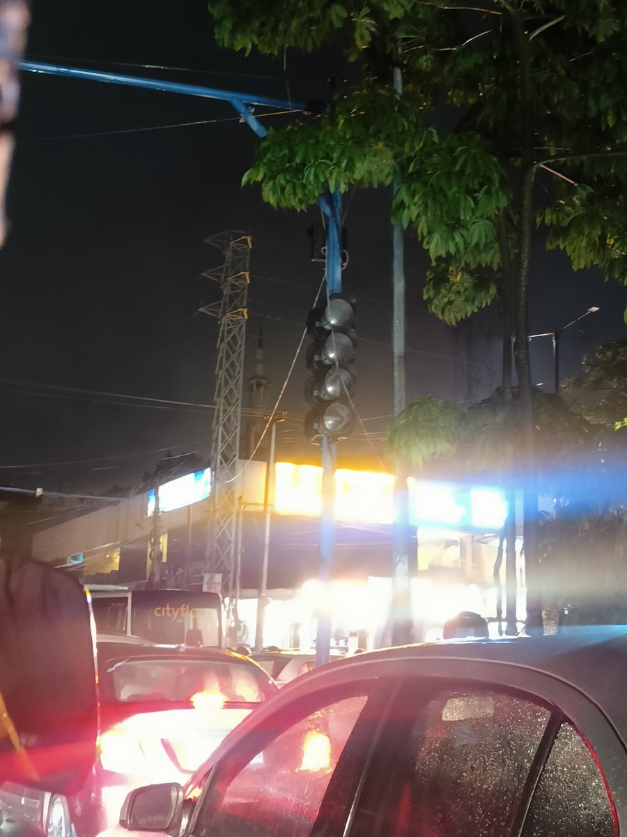 APeesara's tweet photo. @HYDTP Signal near Lucky restaurant Kaithalapur is not working from yesterday. This is the route from Kaithalapur to Lodha Belleza  KPHB.
There is no traffic police  &amp; it resulted in massive jam with people driving from everywhere &amp; an ambulance got stuck. 
Kindly fix this. https://t.co/urGSqFdcxK