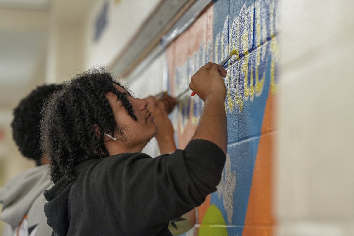 GCSchoolsNC's tweet photo. #SummerInGCS | Dudley students participating in a leadership program have also been working on murals at the school. 🖌️ https://t.co/xtRSzUXr9g