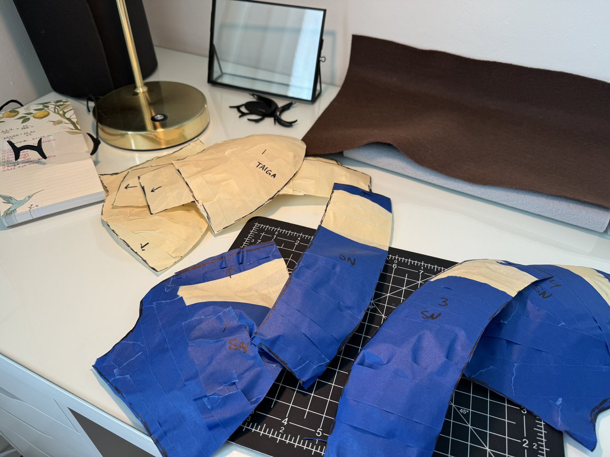 delphiniumkig's tweet image. Since getting this proper studio space, I can’t remember the last time since I’ve been able to sew at an actual table! I’ve always just sewed, hunched-over on the floor 🤣 ー Working on making some wigs!

#kigurumi #wip #wigmaking #kigurumimask #着ぐるみ