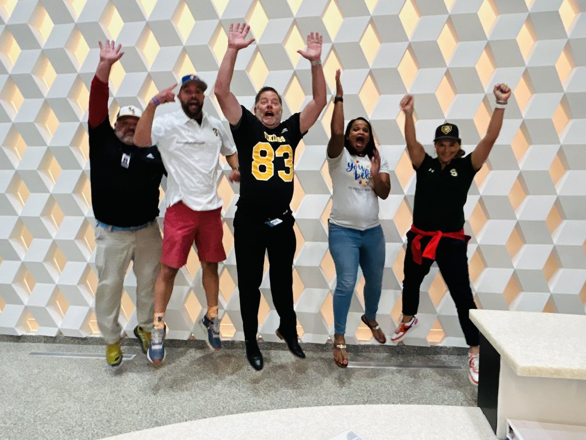 Bclaypool63's tweet image. We are going to have a great year in the 512!!!!! #ALLinSMSD @theSMSD @ShaunitaGallo @KalisRyan @LCteach_learn @dreiling_grant