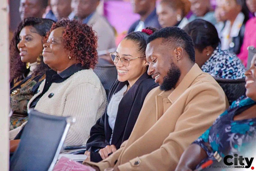 ComputerZim's tweet image. Vatezvara : Nziyo dzemukuwasha hadziite pavanhu.
Mwanasikana : ndotaura naye baba.
Mukwasha:
