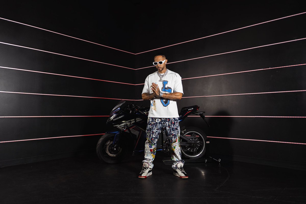 AVpixels's tweet image. open.spotify.com/artist/2tI9eTD…