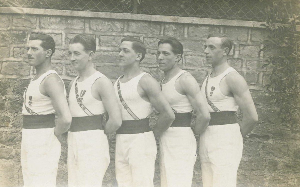 Gymnastes de la Société de gymnastique "La Jeanne-d'Arc" d'Épinal, entre 1906 et 1930
Photo-carte [Arch. dép. Vosges, 166 Fi nc]

#Paris2024 #jeuxolympiquesparis2024