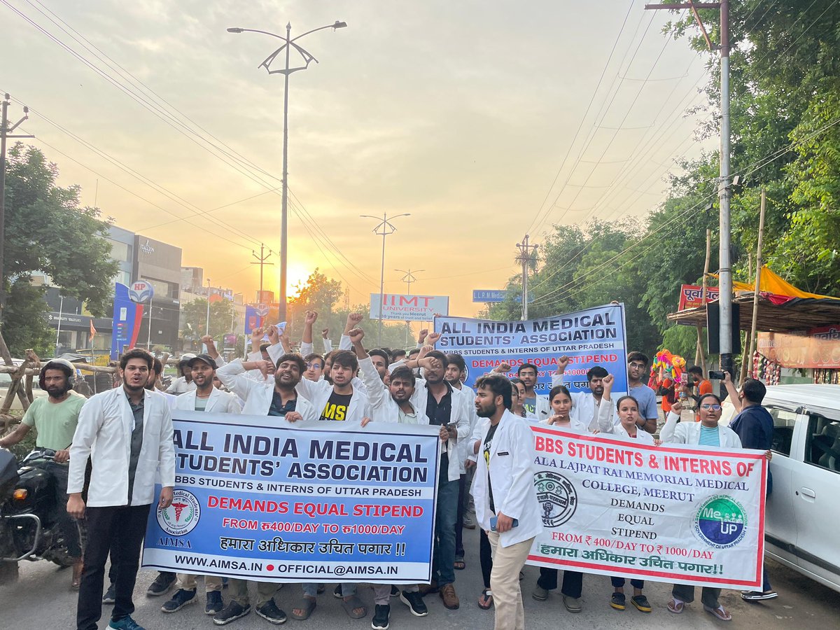 official_aimsa's tweet photo. On 4th continuous day 25/07/24 the Epicentre of protest *Lala Lajpat Rai Memorial Medical College Meerut* is on protest on Road demanding Stipend hike from 400/day to 1000/day.@official_aimsa requests @myogiadityanath ji @brajeshpathakup to intervene regarding the ongoing strike https://t.co/Tkwc9kprvJ