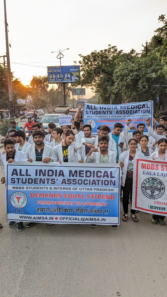 official_aimsa's tweet photo. On 4th continuous day 25/07/24 the Epicentre of protest *Lala Lajpat Rai Memorial Medical College Meerut* is on protest on Road demanding Stipend hike from 400/day to 1000/day.@official_aimsa requests @myogiadityanath ji @brajeshpathakup to intervene regarding the ongoing strike https://t.co/Tkwc9kprvJ