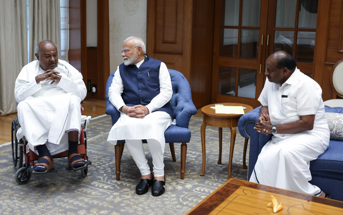 Narendra Modi (@narendramodi) on Twitter photo It was an honour to meet former Prime Minister, Shri HD Devegowda Ji at 7, Lok Kalyan Marg. His wisdom and perspective on various subjects are deeply valued. I am also thankful for the artwork that he gave me, taking my mind back to my recent visit to Kanyakumari. <a href="/H_D_Devegowda/">H D Devegowda</a> It was an honour to meet former Prime Minister, Shri HD Devegowda Ji at 7, Lok Kalyan Marg. His wisdom and perspective on various subjects are deeply valued. I am also thankful for the artwork that he gave me, taking my mind back to my recent visit to Kanyakumari. <a href="/H_D_Devegowda/">H D Devegowda</a>